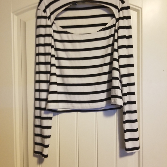 Black and white long sleeve with above boob gap - Picture 1 of 3